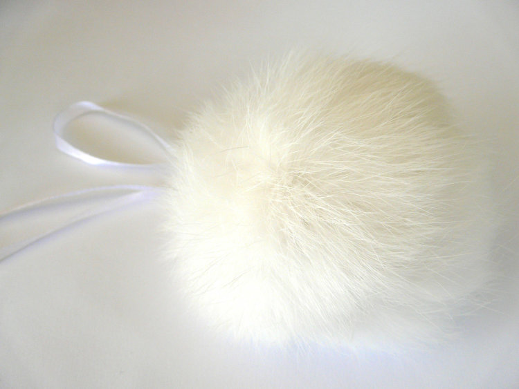 Помпон из кролика, молочный Украина
диаметр 7-9 см
100% мех кролика
молочный пух