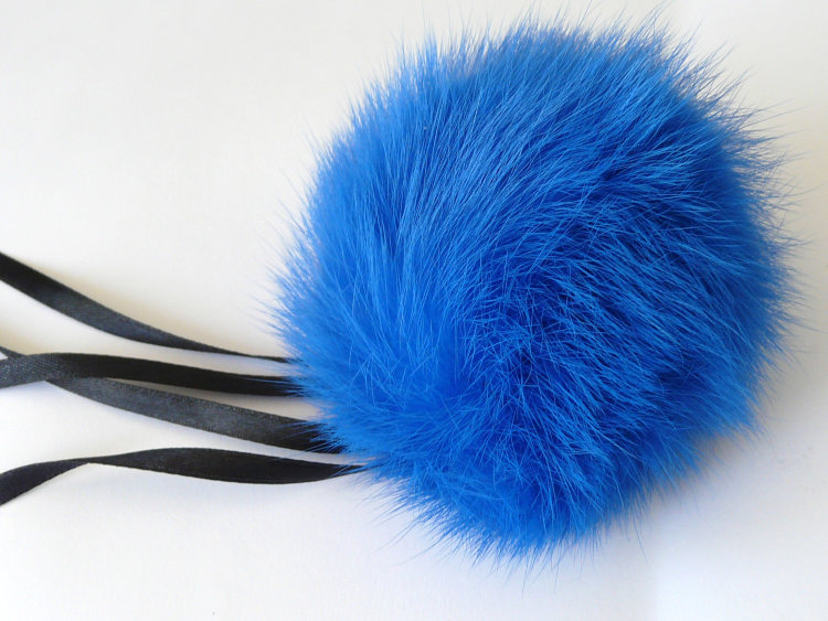 Помпон из кролика, небесный синий Украина
диаметр 7-9 см
100% мех кролика
небесно-синий пух

